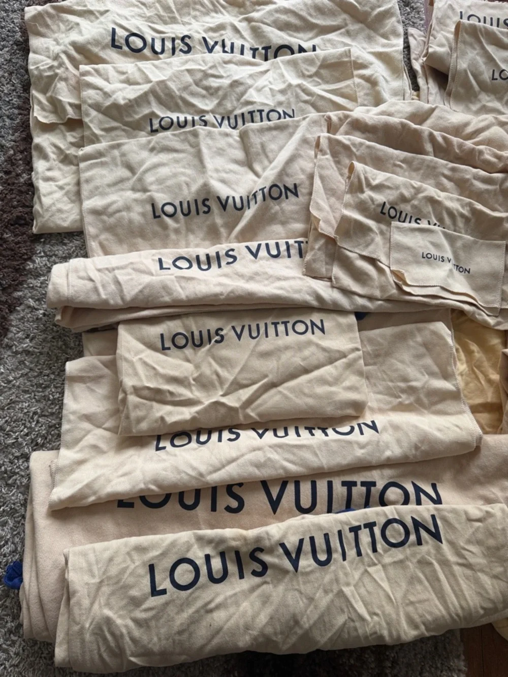 Louis Vuitton Cream Dust Bag assortment - Picture 1 of 3